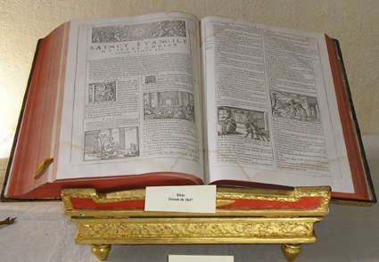 BIBLE EN MAINS